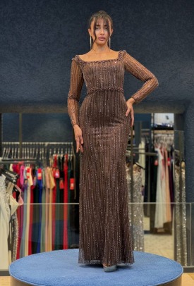 Kahverengi Taş İşlemeli Uzun Abiye – Transparan Kollu Şık Gece Elbisesi