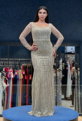 Krem Taş İşlemeli Uzun Abiye – Transparan Kollu Şık Gece Elbisesi